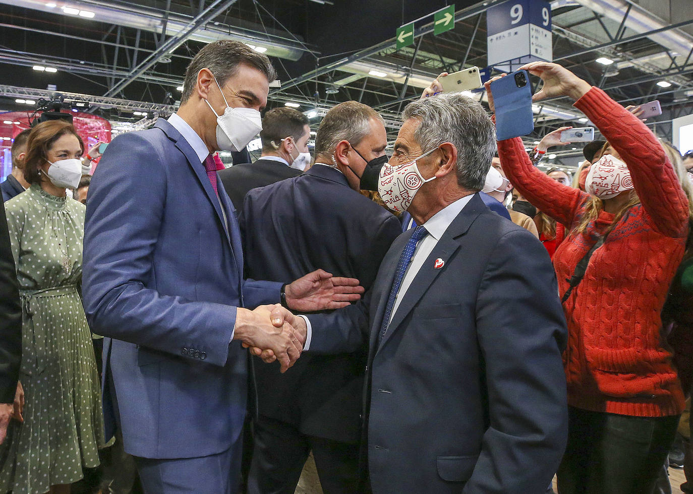 Pedro Sánchez saluda a Revilla a su llegada al estand. El presidente regional le ha invitado a utilizar una finca en Monte Corona como destino para sus vacaciones