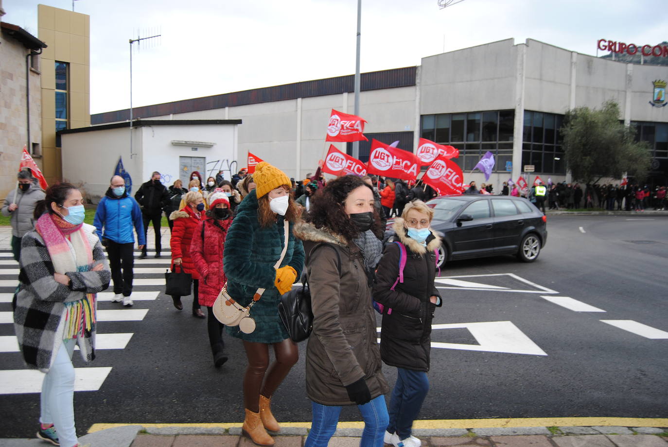 Fotos: Las trabajadoras de las conserveras se echan a la calle en Santoña