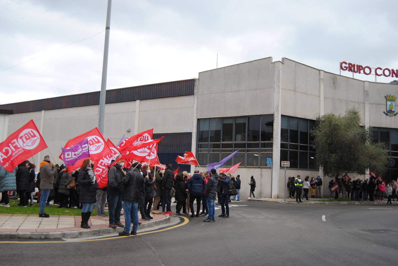 Fotos: Las trabajadoras de las conserveras se echan a la calle en Santoña