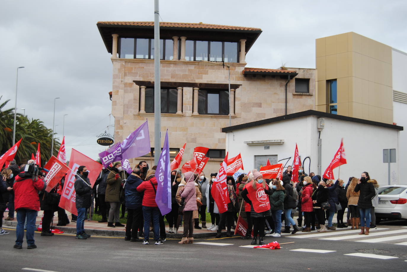 Fotos: Las trabajadoras de las conserveras se echan a la calle en Santoña