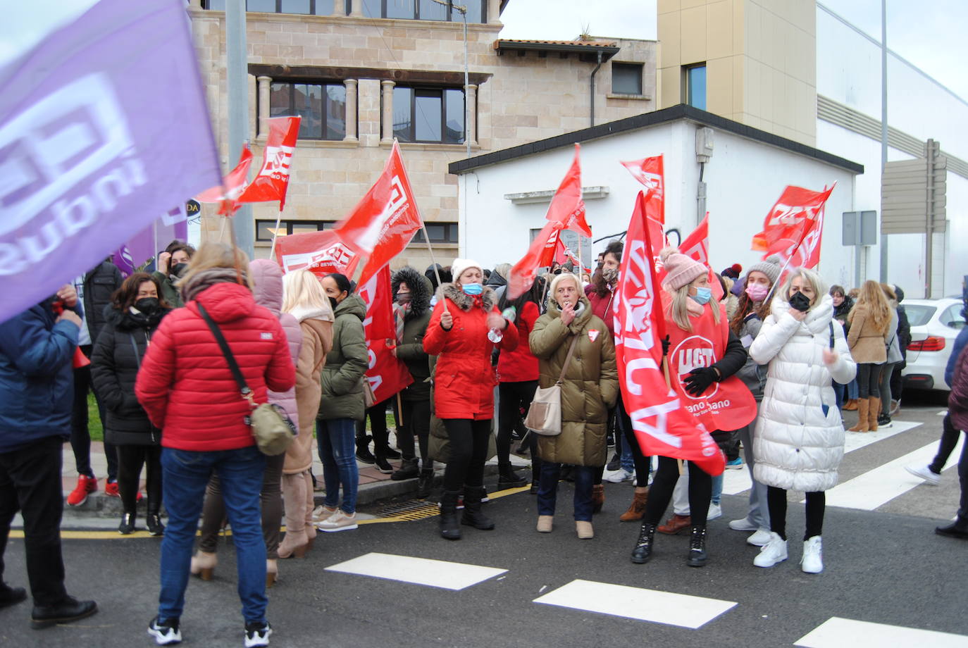 Fotos: Las trabajadoras de las conserveras se echan a la calle en Santoña