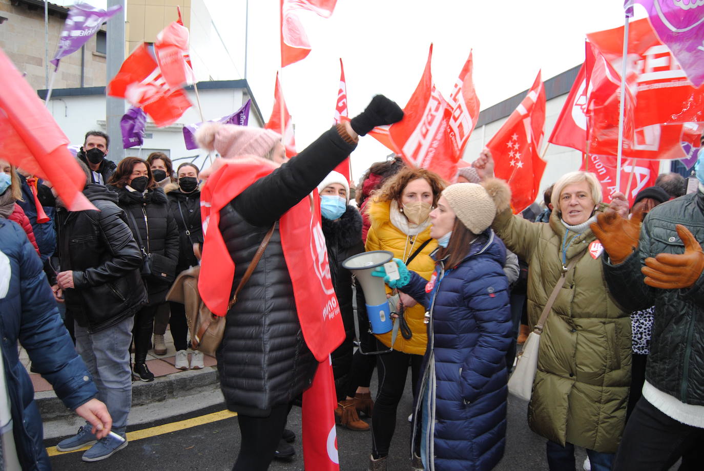 Fotos: Las trabajadoras de las conserveras se echan a la calle en Santoña