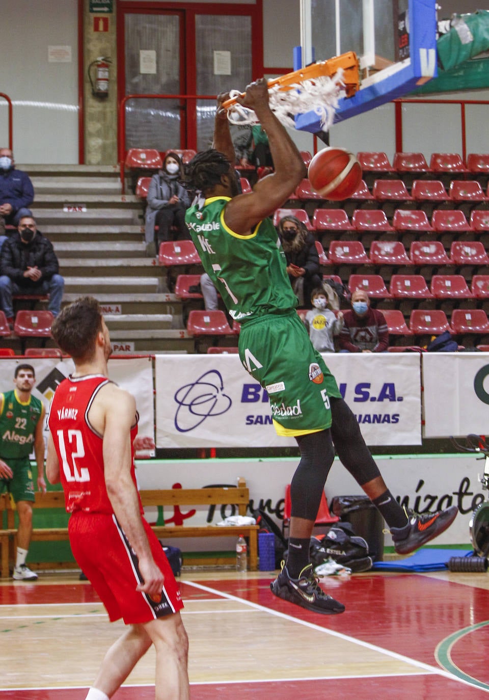 Fotos: El Alega vence a un combativo Basket Navarra