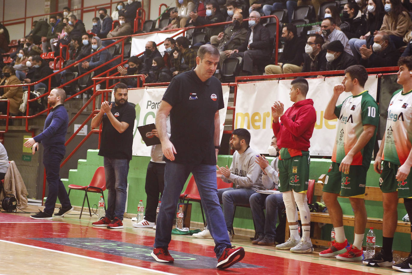 Fotos: El Alega vence a un combativo Basket Navarra