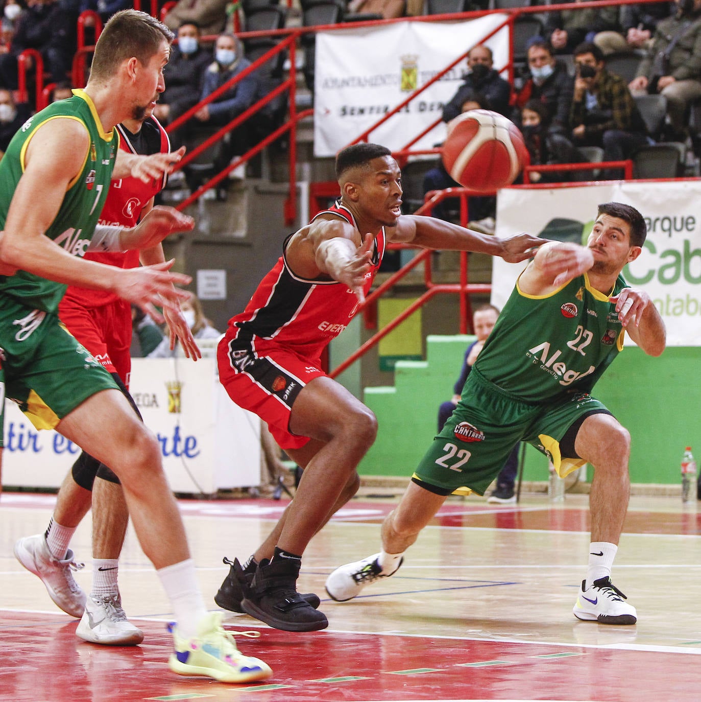 Fotos: El Alega vence a un combativo Basket Navarra