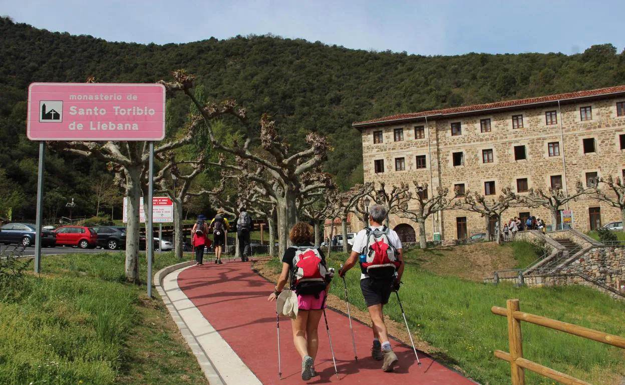 Peregrinos llegando al monasterio de Santo Toribio 