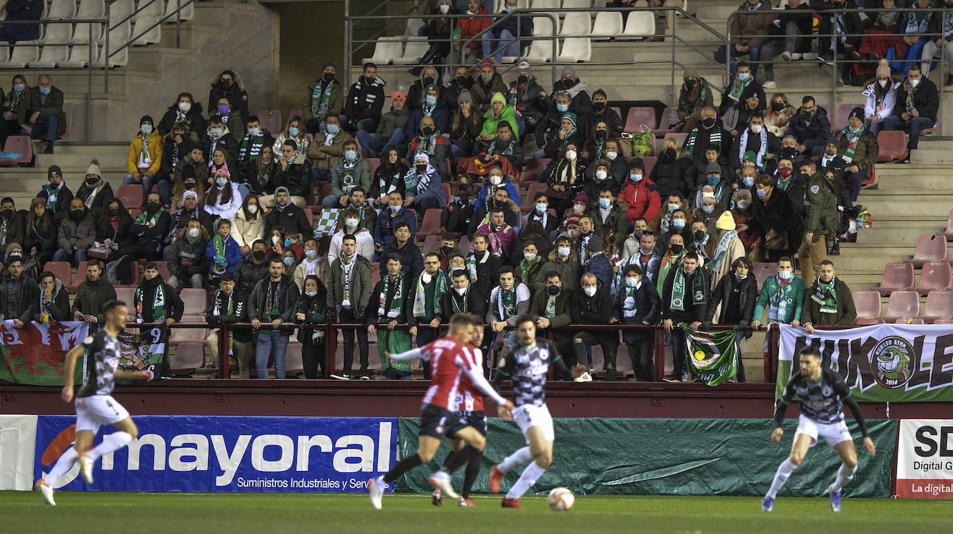 Fotos: El Racing vence en un mal partido