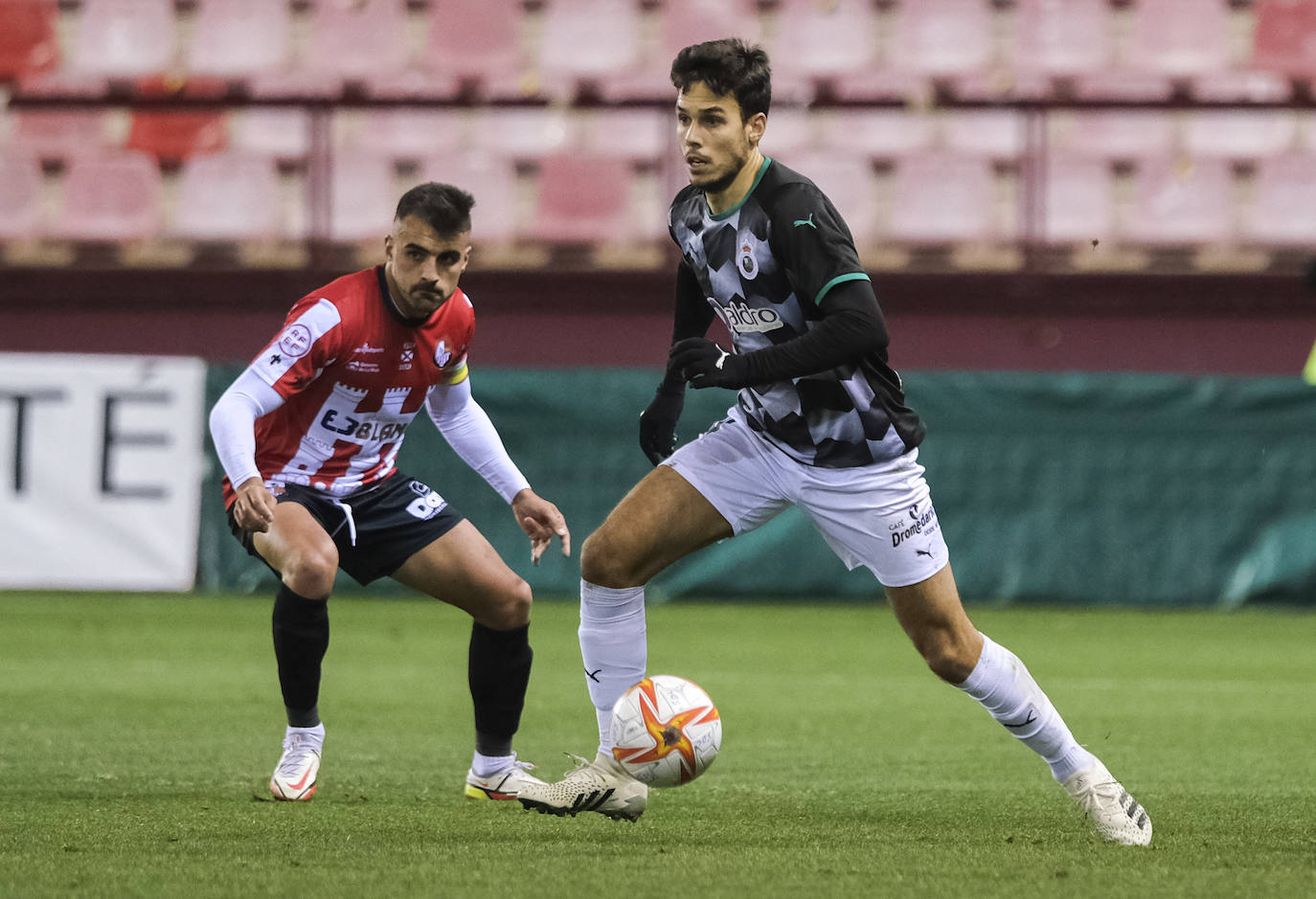 Fotos: El Racing vence en un mal partido