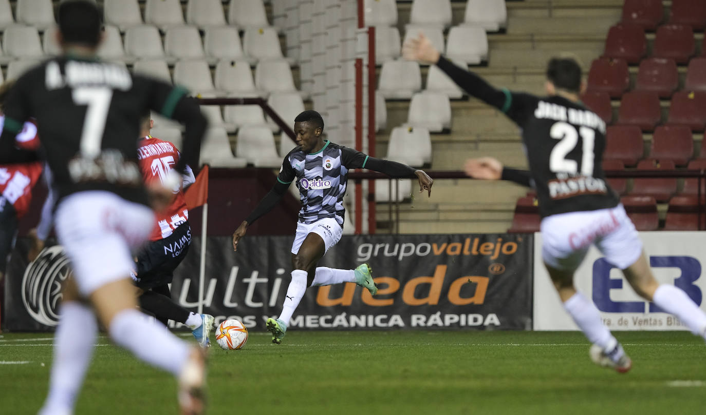 Fotos: El Racing vence en un mal partido