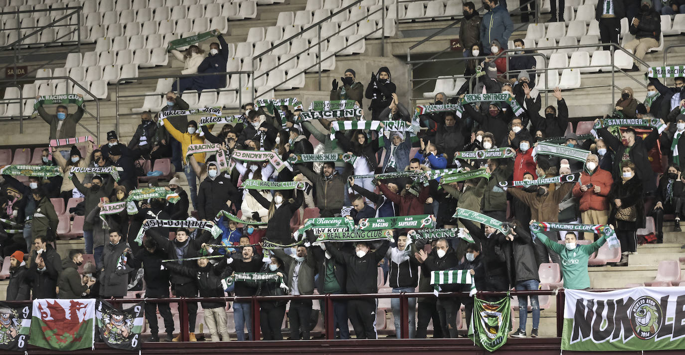 Fotos: El Racing vence en un mal partido