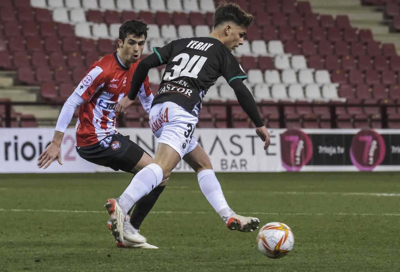 Fotos: El Racing vence en un mal partido