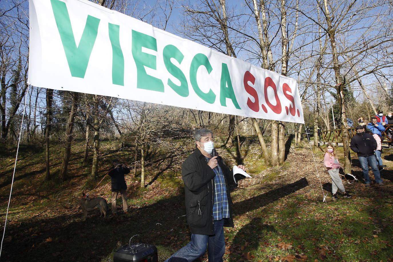 Más de 200 personas se concentran para exigir a la Consejería que cumpla su obligación de «conservar y preservar el parque»