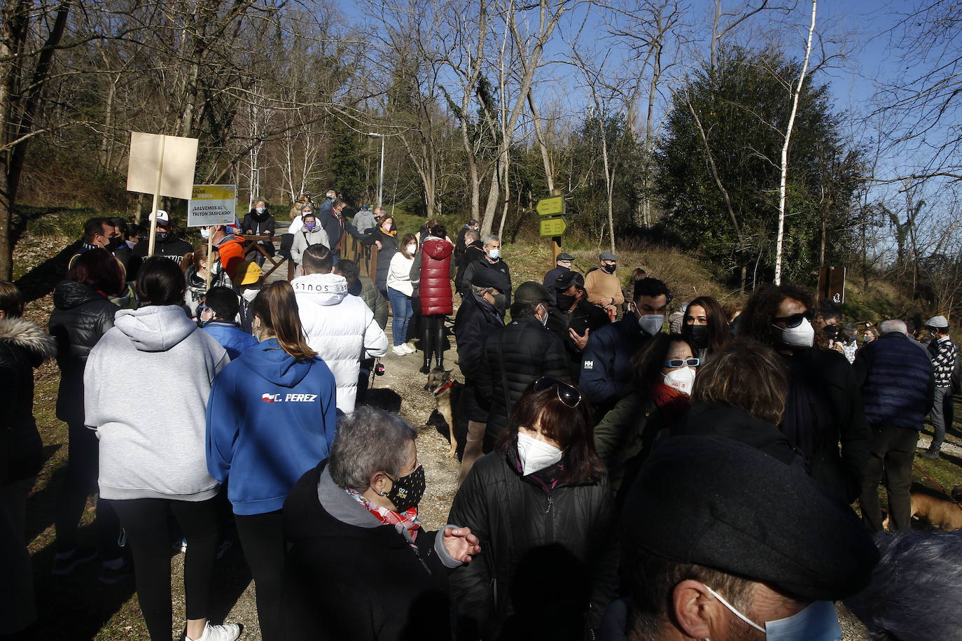 Más de 200 personas se concentran para exigir a la Consejería que cumpla su obligación de «conservar y preservar el parque»