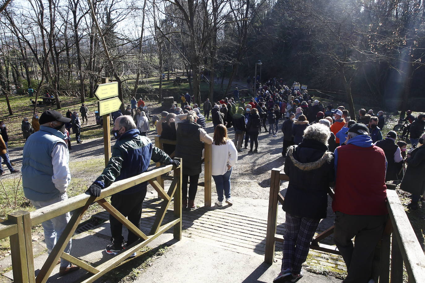 Más de 200 personas se concentran para exigir a la Consejería que cumpla su obligación de «conservar y preservar el parque»