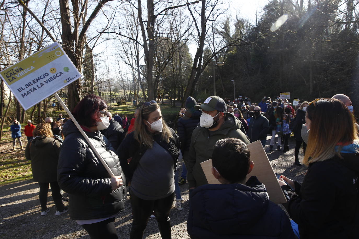 Más de 200 personas se concentran para exigir a la Consejería que cumpla su obligación de «conservar y preservar el parque»