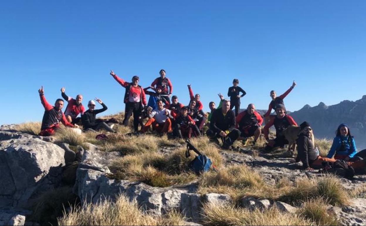 El pasado domingo un nutrido grupo de andarines del club ascendió al Mosquiteru, en Arredondo. 