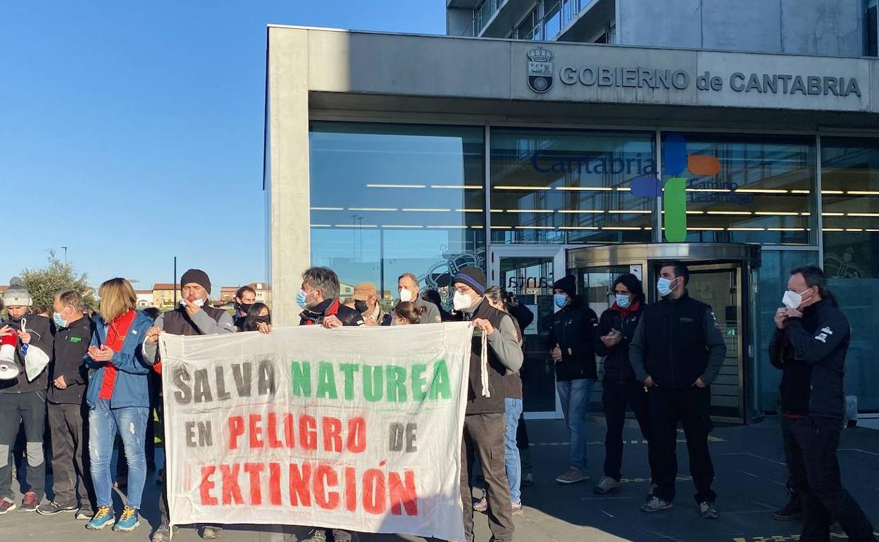 Imagen de la concentración de los trabajadores, este lunes frente a la Consejería de Desarrollo Rural, en el Pctcan.