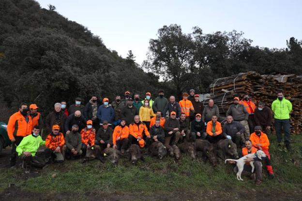 Miembros de la cuadrilla 55, de Domingo Bueno, con los nueve jabalíes que abatieron en el lote de Dobra Regaos. 