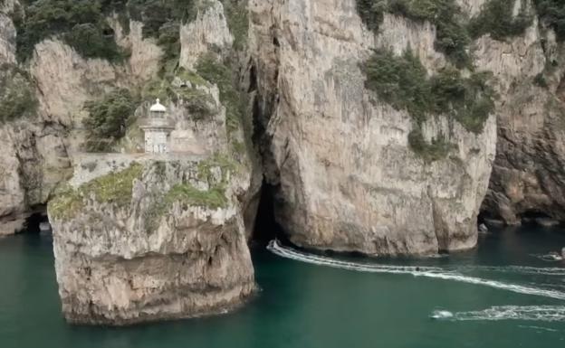 Imagen del Faro del Caballo extraída del vídeo promocional editado por el Consistorio pejino en la que se puede observar a varias motos de agua navegando en aguas próximas al faro santoñés.