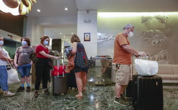 Recepción de un hotel en la playa. 