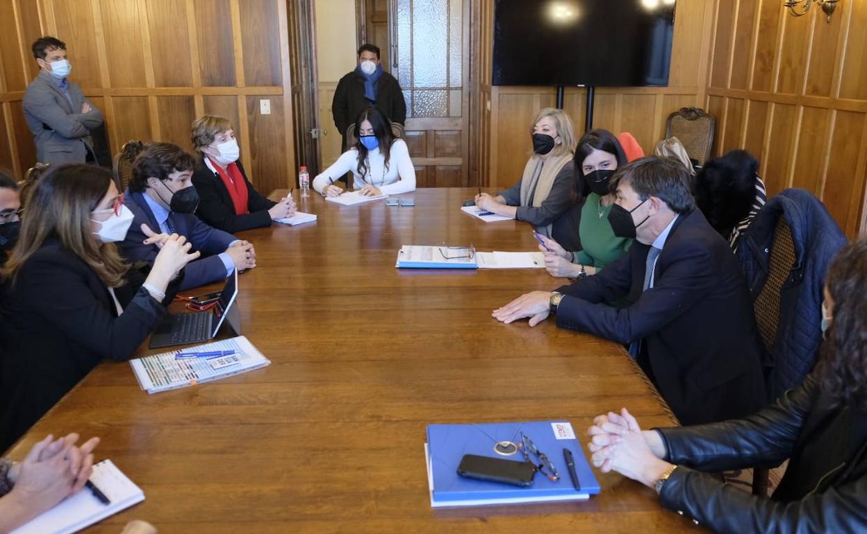 Encuentro del rector de la UIMP y su equipo con la alcaldesa de Santander, este martes.