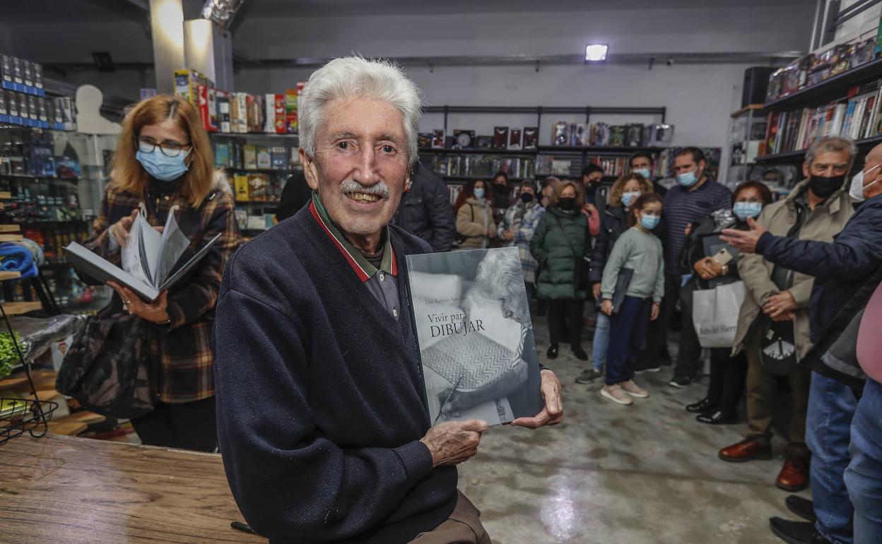 Jose Ramón Sanchez posa con su libro 'Vivir para dibujar'.