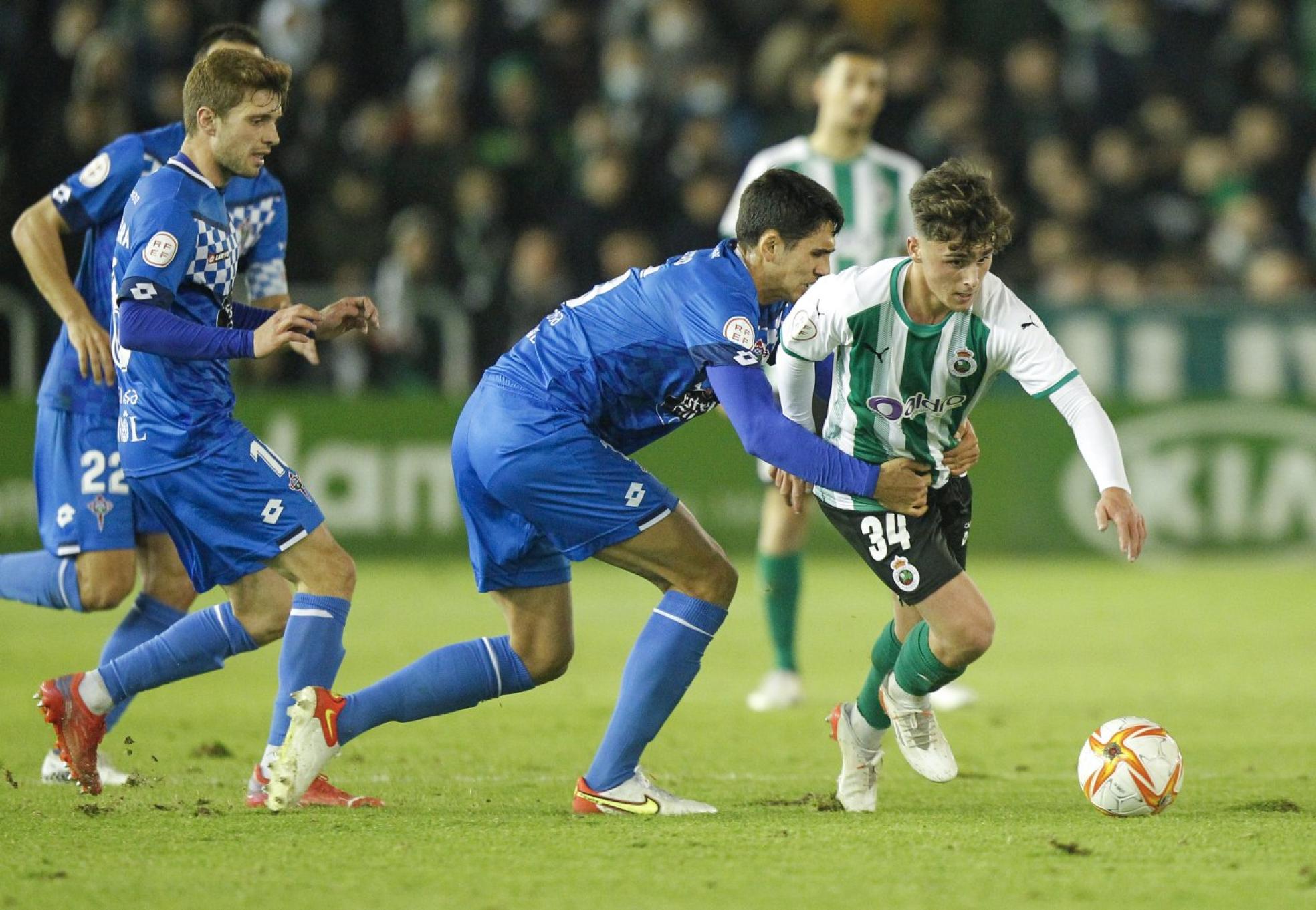 Yeray progresa ante la defensa ferrolana en los Campos de Sport. 