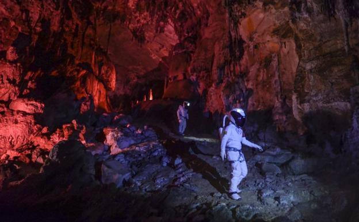 Imagen facilitada por Astroland de las pruebas en el interior de la cueva