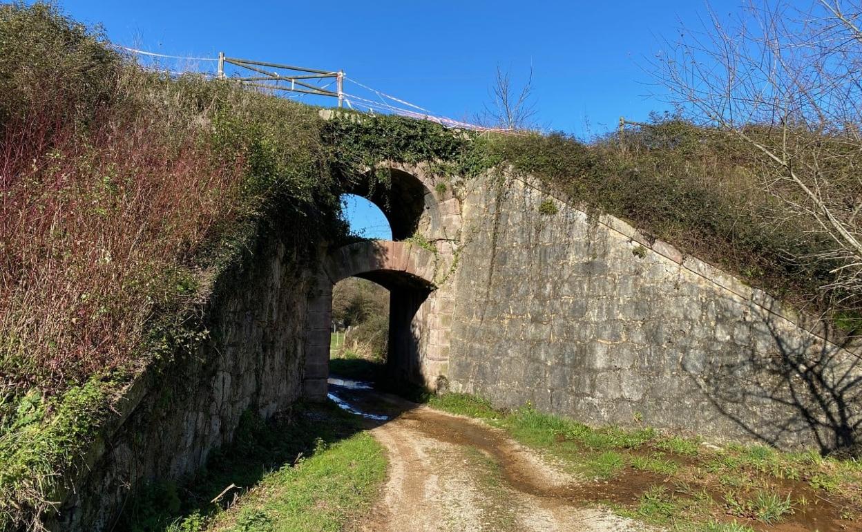 Fotografía en la que se aprecia la ausencia de barreras en lo alto de la pasarela 