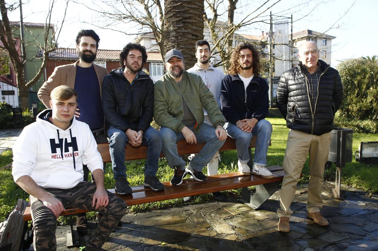 Seis de los ocho artistas participantes junto a Pérez Castaños (dcha.), comisario de la muestra. 