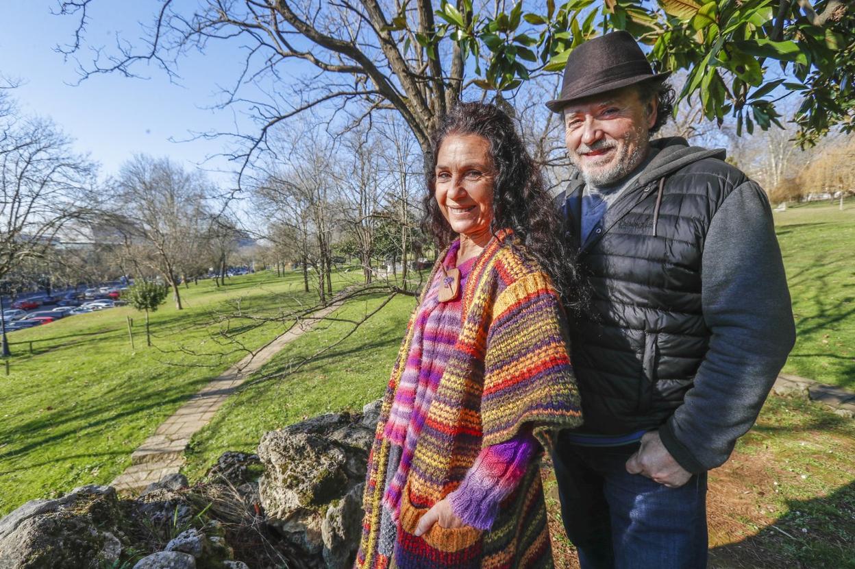 Pati Domenech y María Vidal, gerentes de La Teatrería de Ábrego, en el Parque del Doctor Morales, lugar significativo en la obra.