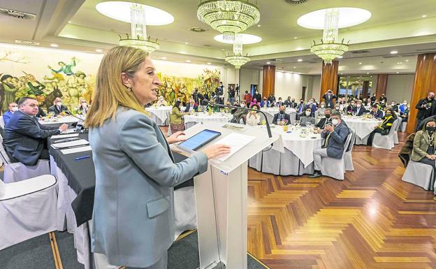 La exministra Ana Pastor participó en el foro que se celebró en el Hotel Bahía. 