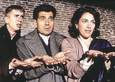 Imagen secundaria 1 - Andrés Pajarés rodó nueve taquilleras películas junto a Fernando Esteso. El actor, junto a Gabino Diego y Carmen Maura en '¡Ay, Carmela!', por la que ganó el Goya. Carnet de uno de sus primeros trabajos con 19 años: animador de la Vuelta Ciclista a España, que en 1959 organizaba EL CORREO.