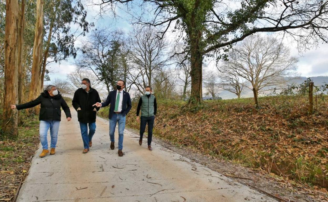 El consejero comprueba los trabajos de mejora en el camino rural de La Jerrizuela junto al alcalde de Los Corrales