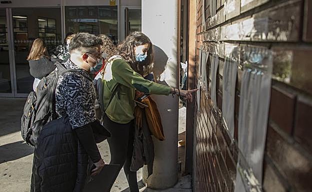 Imagen principal - «Llevo meses estudiando, voy a por todas para aprobar el MIR»