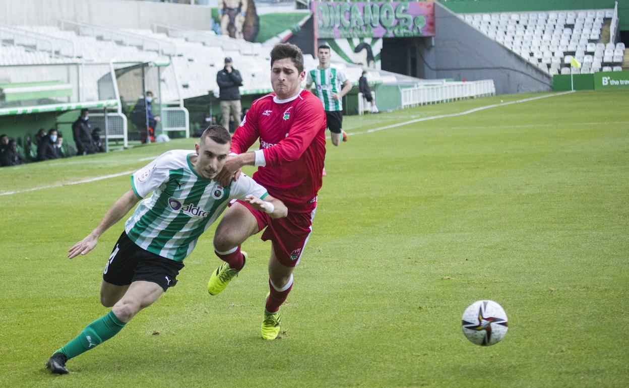 Gandarillas pugna por el balón con un jugador del San Juan. juanjo santamaría