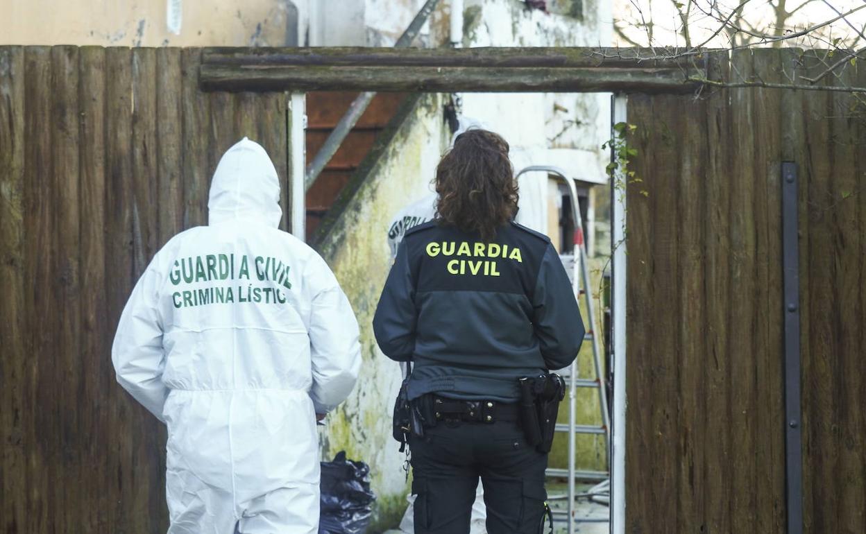 Agentes de Criminalística en el domicilio en el que mataron a Eva Jaular y su bebé.