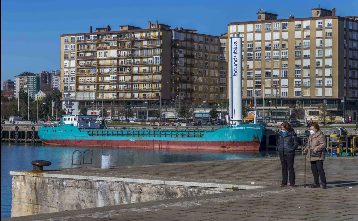 'La Naumon', tras dejar la semana pasada Astander, permanece atracado en el Barrio Pesquero