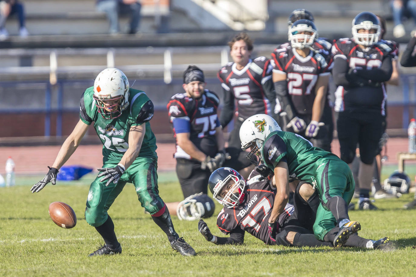 Fotos: Los Cantabria Bisons arrasan en el derbi de fútbol americano