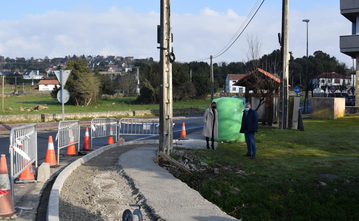 La alcaldesa Verónica Samperio visitó las obras en la N-611, junto al concejal de Obras, Antonio Gómez.