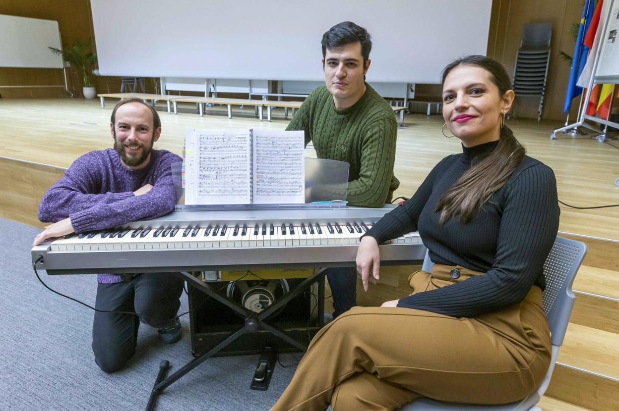 Daniel de la Hoz, Juan Laborería y Cristina del Barrio ensayan estos días la obra en el Auditorio de la Universidad Europea del Atlántico. 