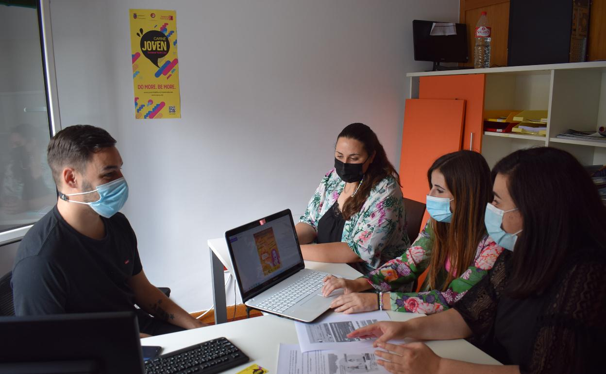 Imagen de archivo de una de las últimas reuniones celebradas en la Oficina de Información Juvenil para preparar la programación. 