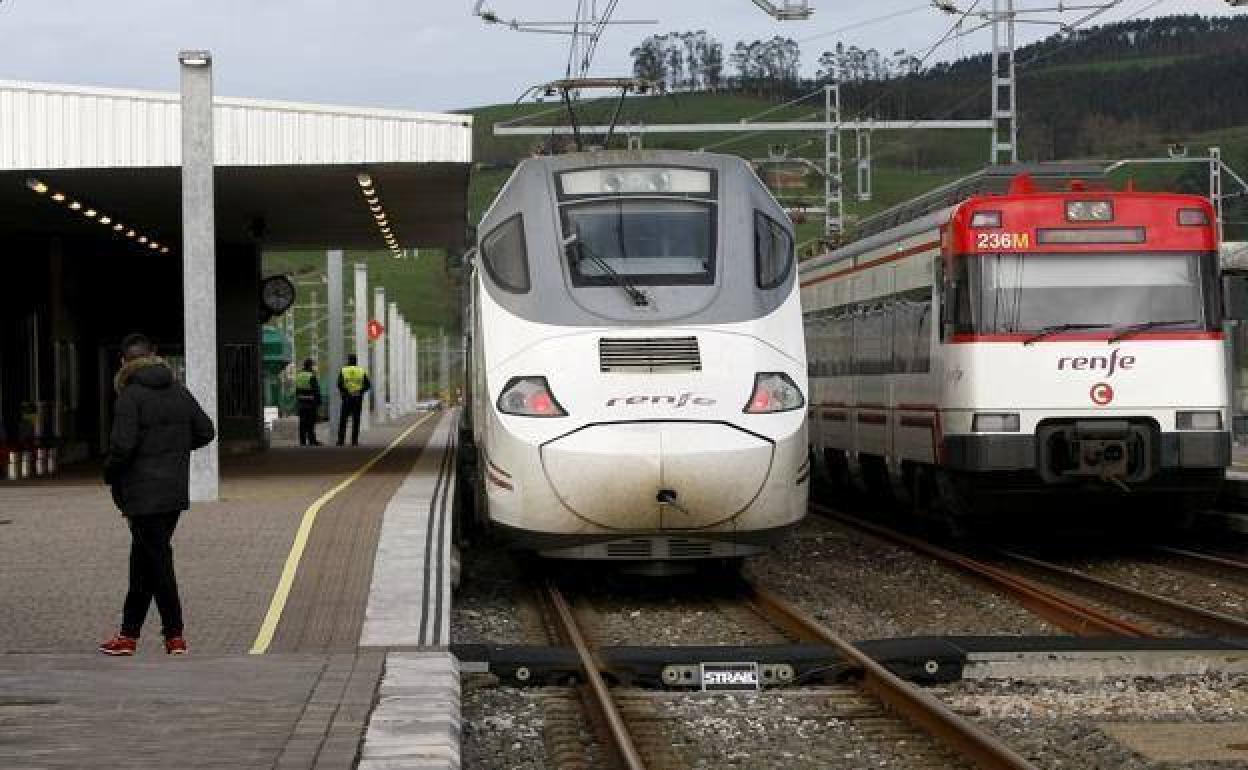 El Alvia y un tren de cercanias en la estación de Torrelavega