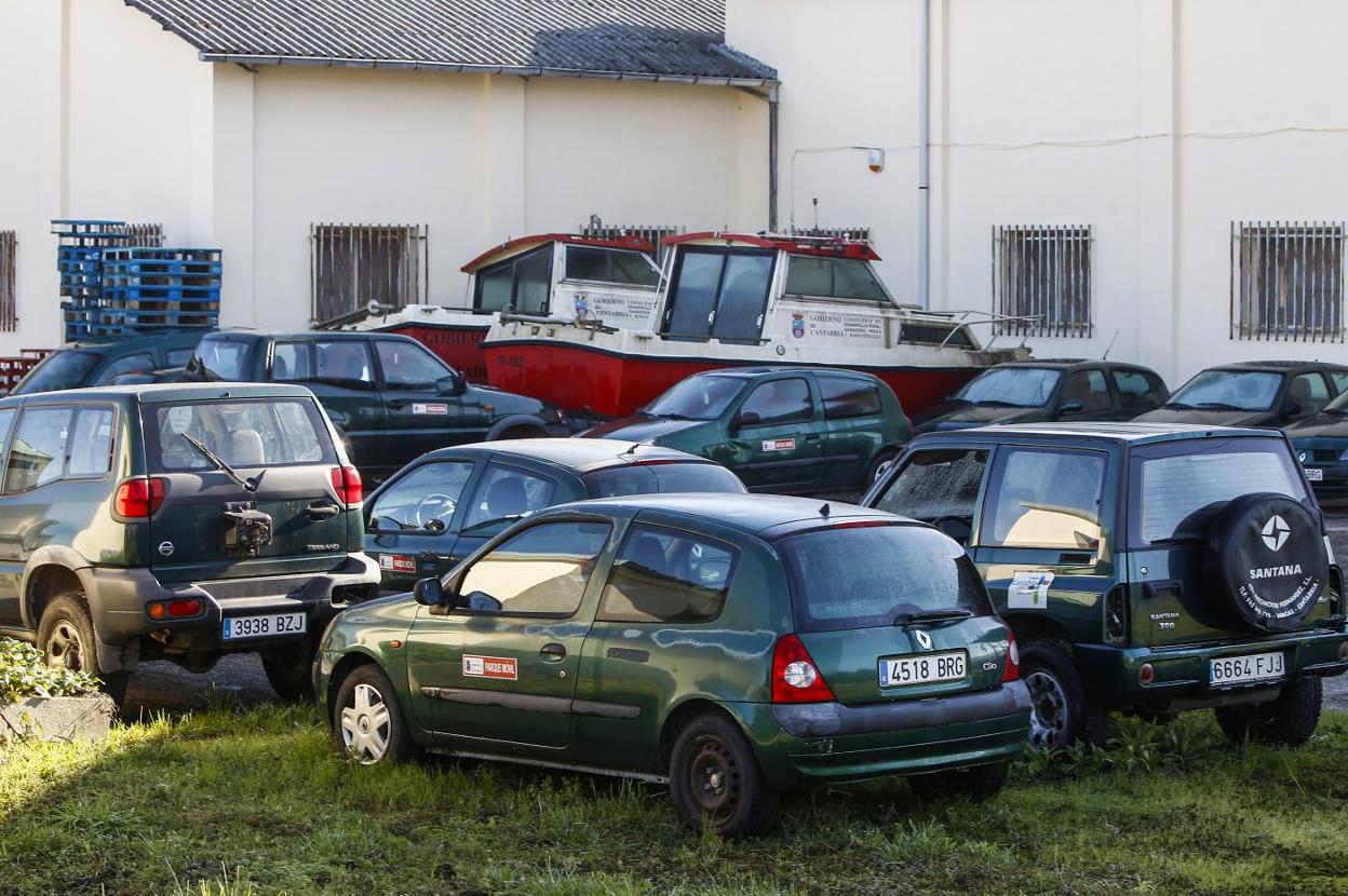 Los vehículos comparten explanada con antiguas embarcaciones del Gobierno cántabro. 