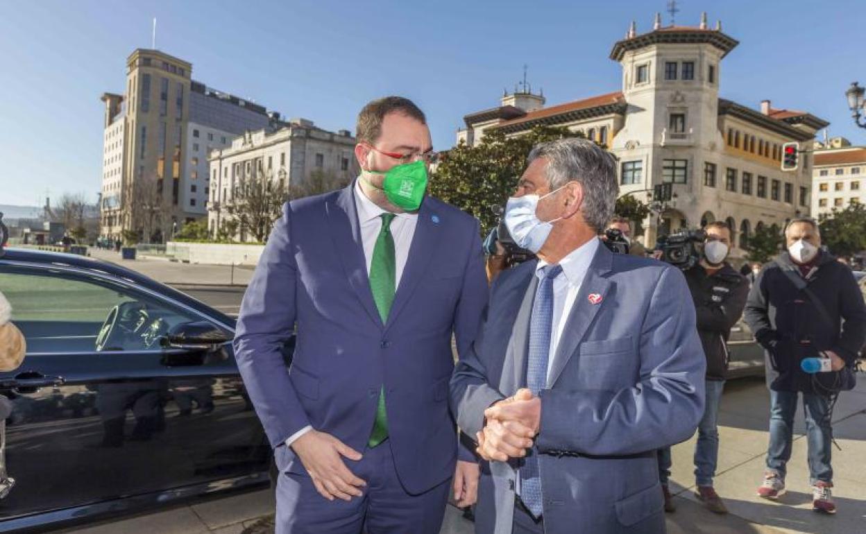 Adrián Barbón y Miguel Ángel Revilla, esta mañana en el centro de Santander. 