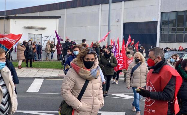 Protesta de los trabajadores de las conserveras en Santoña, esta mañana.