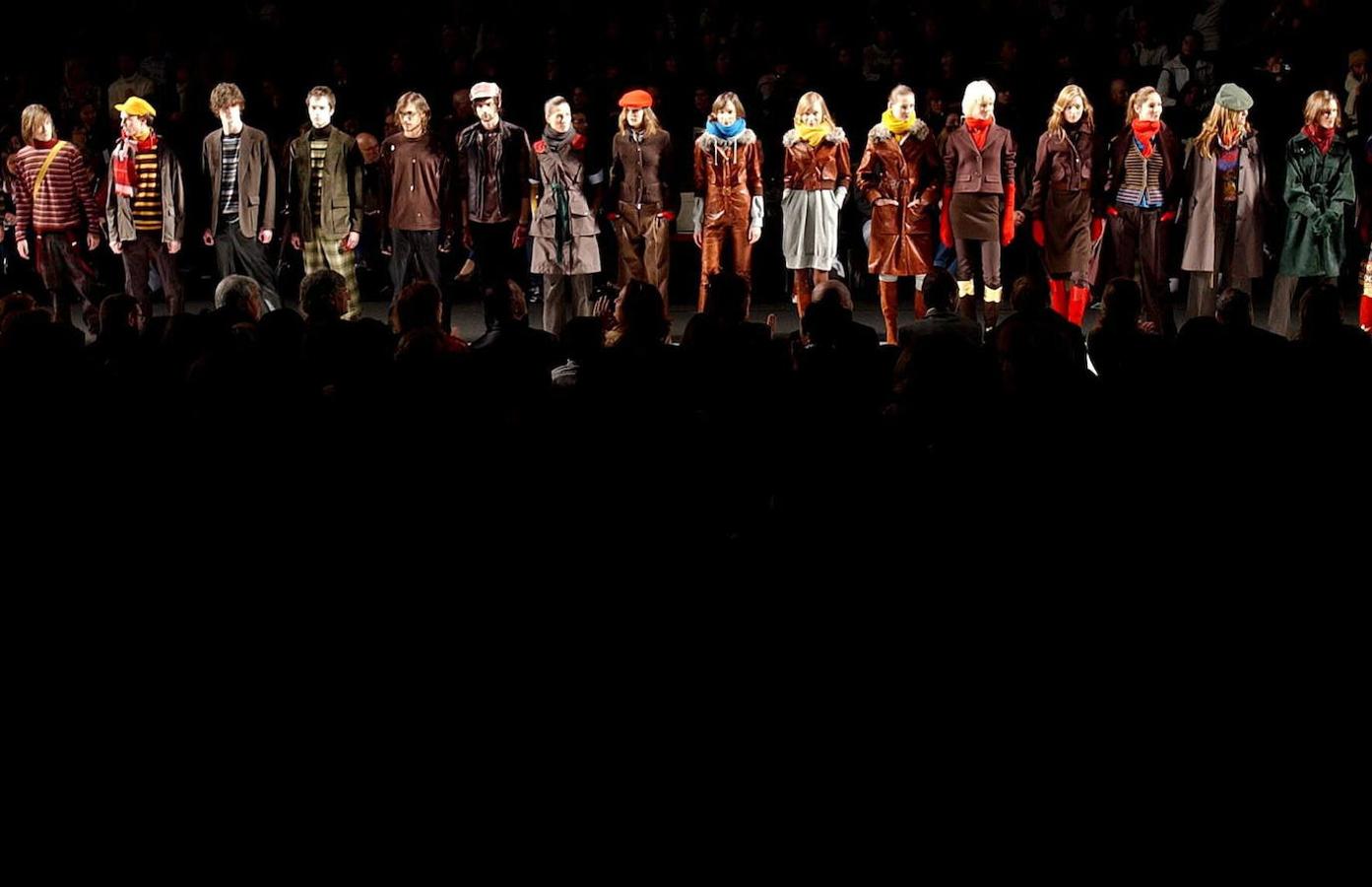 El desfile del diseñador Antonio Miró de su colección de hombre y mujer para la temporada de otoño-invierno 2005-2006 ha abierto la Pasarela Gaudí.