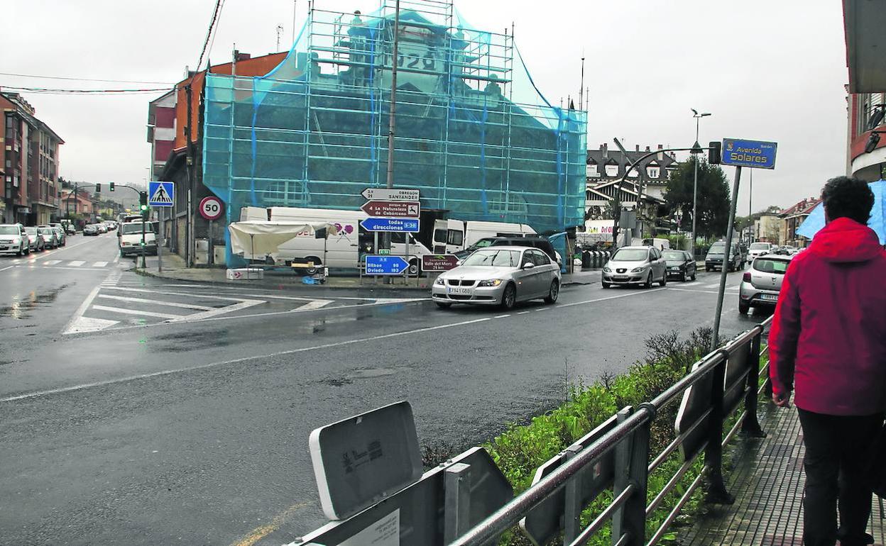 La problemática intersección se localiza junto al Mercado de Sarón, donde se cruzan vehículos provenientes de cuatro direcciones
