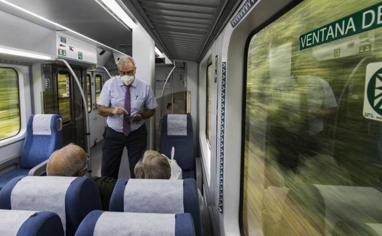 Imagen de archivo de pasajeros a bordo del tren entre Santander y Bilbao. 