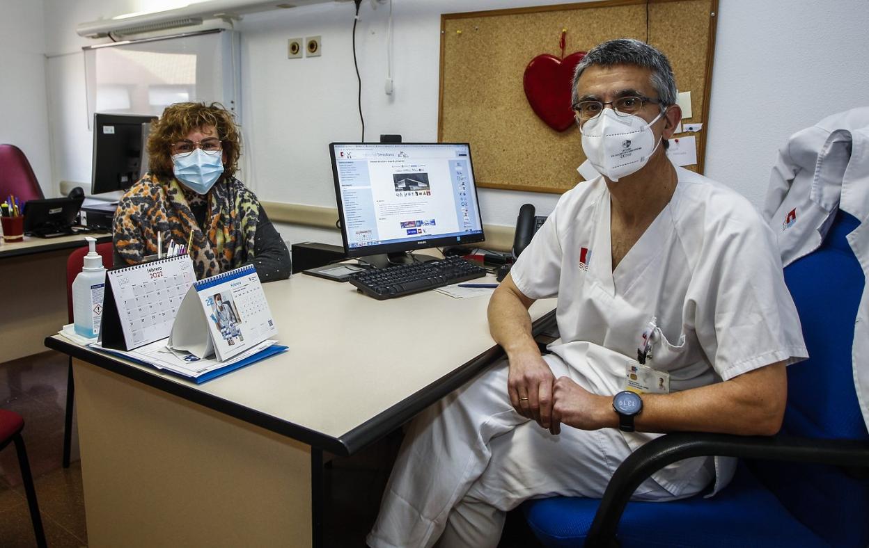 María José González, paciente de cáncer de mama, junto a su médico, Valentín Alija, en la consulta del Hospital Sierrallana, en Torrelavega. 